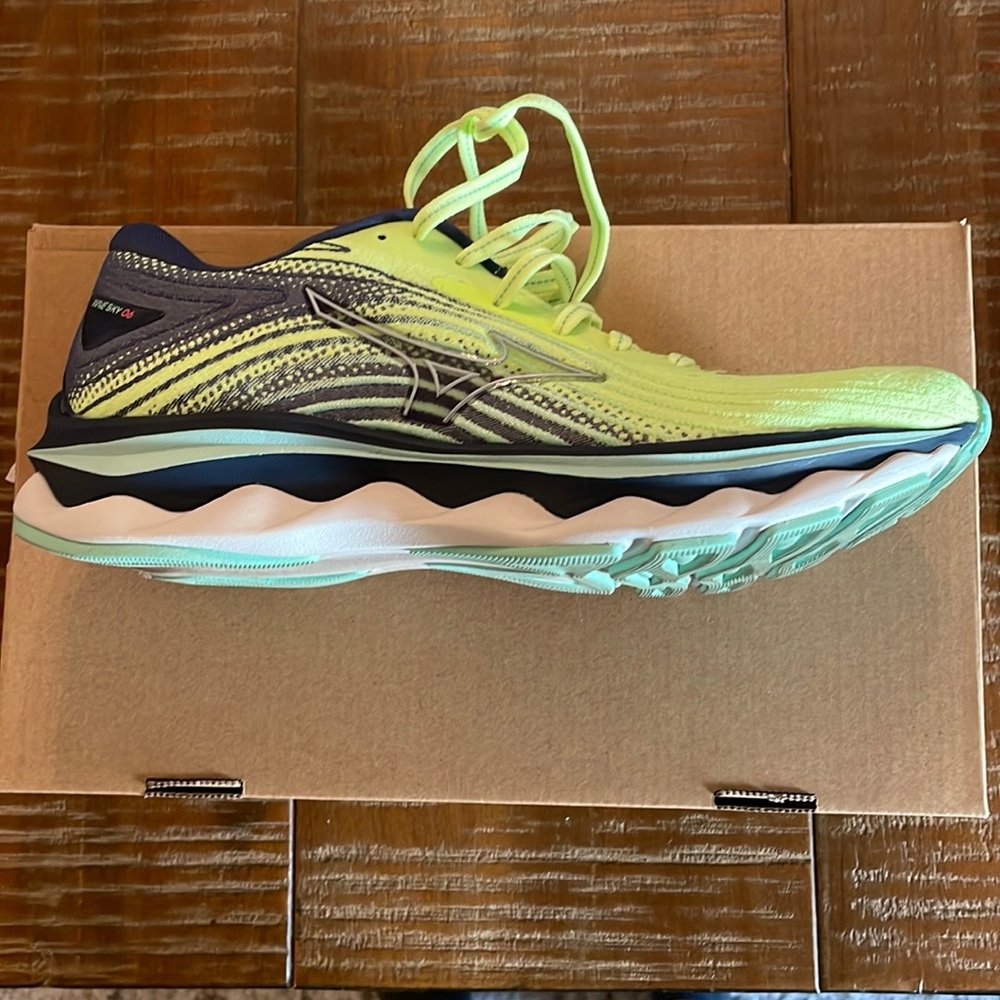*Travel Tuesday DEAL** Mizuno Wave Sky 6 - Like New in Box
